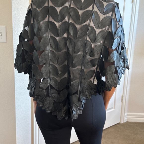 Overland black leather shawl/cape with leaf design.  Perfect condition - Picture 3 of 5